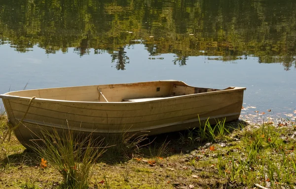 在干旱的土地上划船 — 图库照片