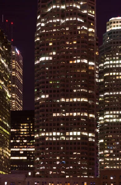 Wolkenkrabbers nachts - stedelijk landschap — Stockfoto