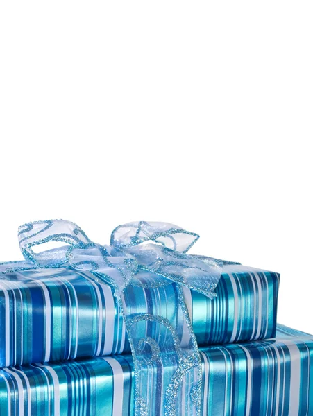 Голубые глянцевые подарочные коробки с лентой — стоковое фото