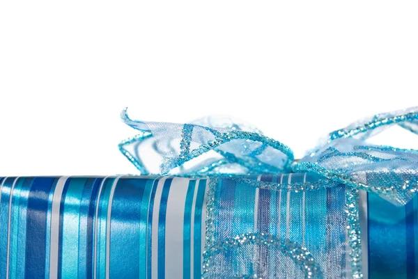 Scatola regalo blu lucido e un fiocco — Foto Stock