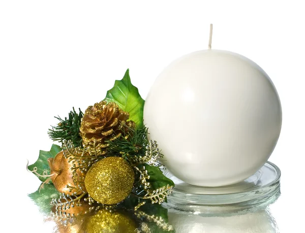 Candela bianca con decorazione natalizia — Foto Stock