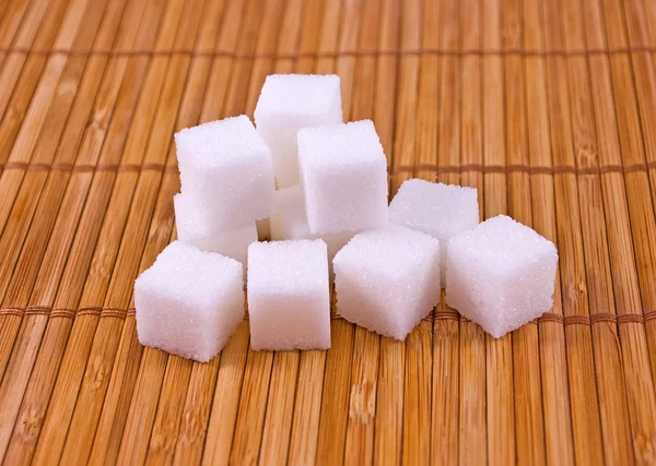 Bos van witte suiker kubussen op placemat — Stockfoto