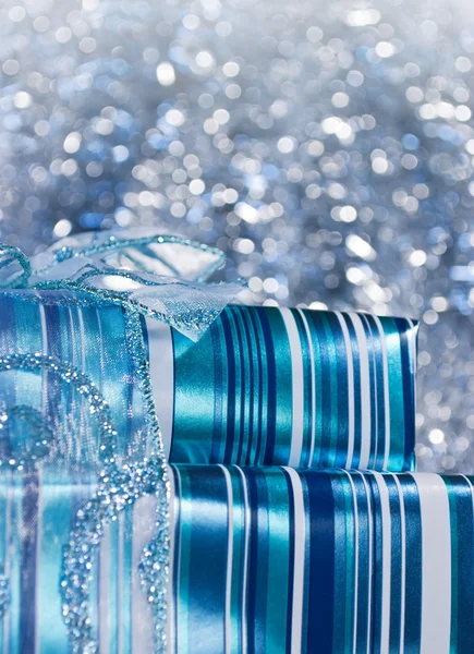 Blauwe glanzende geschenkdozen met een boog — Stockfoto
