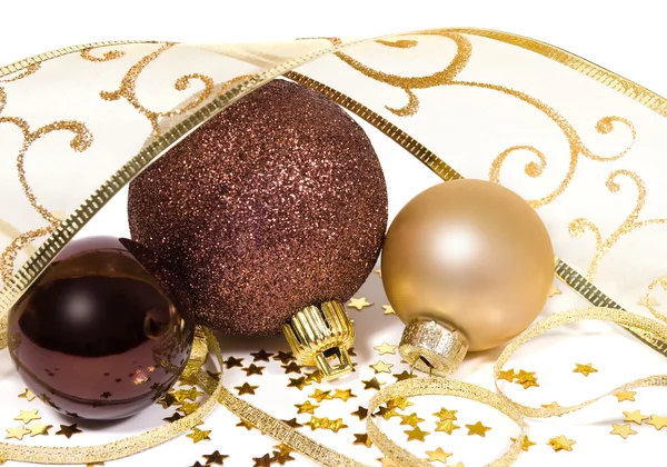 Drie kerstballen met gedraaide slingers — Stockfoto