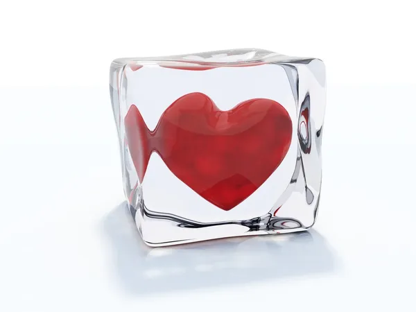Красное сердце заморожено в кубике льда — стоковое фото