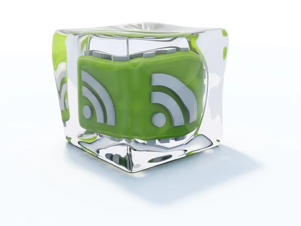 Groene rss-icoon bevroren in ijsblokje — Stockfoto