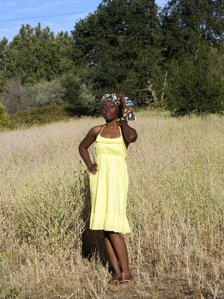 Jonge zwarte vrouw buitenshuis — Stockfoto