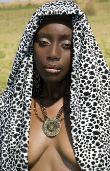 Jonge zwarte vrouw gespot doek — Stockfoto