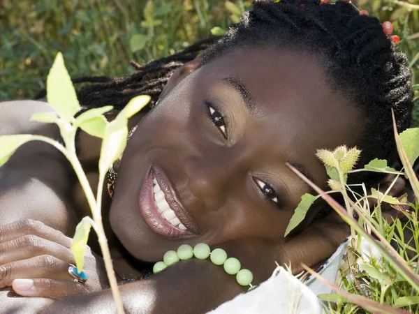 Junge schwarze Frau liegend Porträt — Stockfoto
