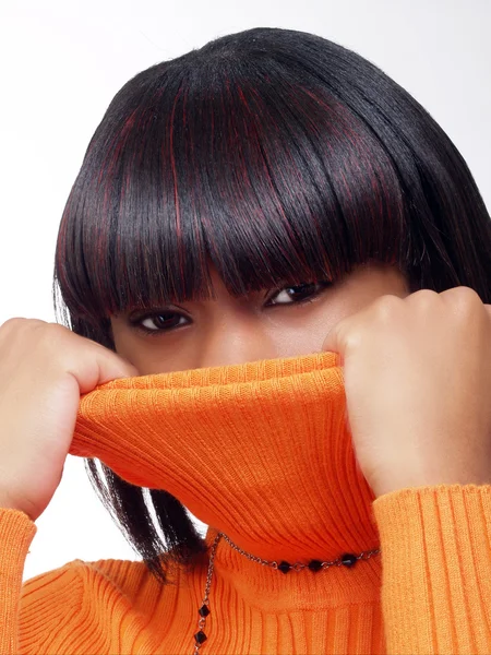 Jovem mulher negra puxando suéter — Fotografia de Stock