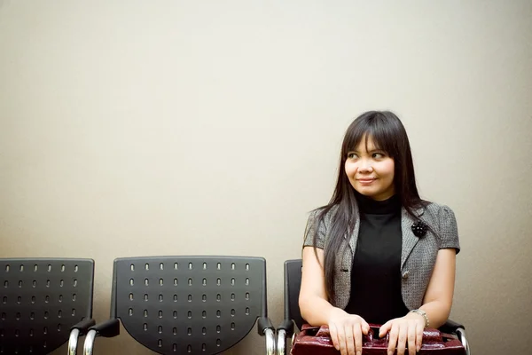 Ultima donna d'affari in attesa di colloquio di lavoro — Foto Stock