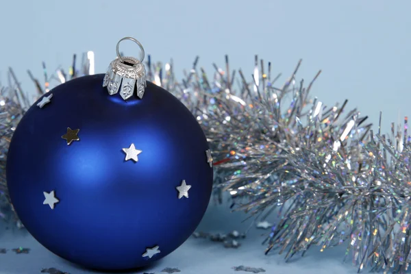 Bola de Navidad azul — Foto de Stock