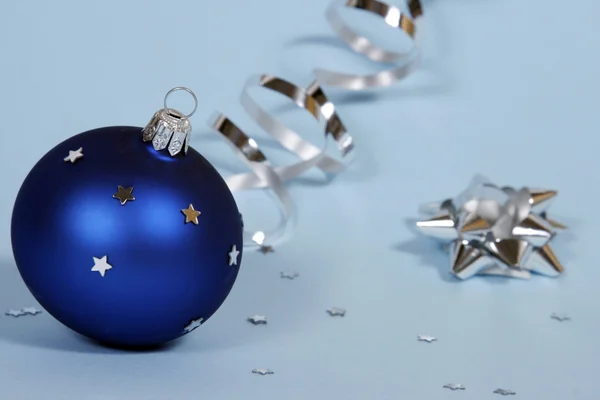Blaue Weihnachtskugel Stockfoto