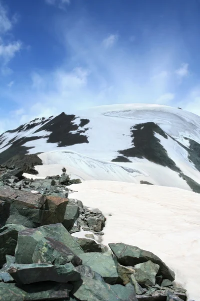 Szczyt śniegu w górach i błękitne niebo — Zdjęcie stockowe