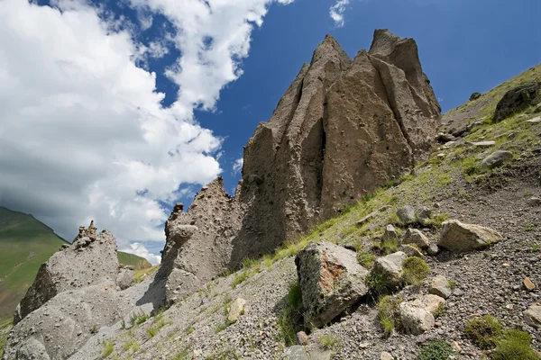 A hegy lejtőjén mállás sziklák — Stock Fotó