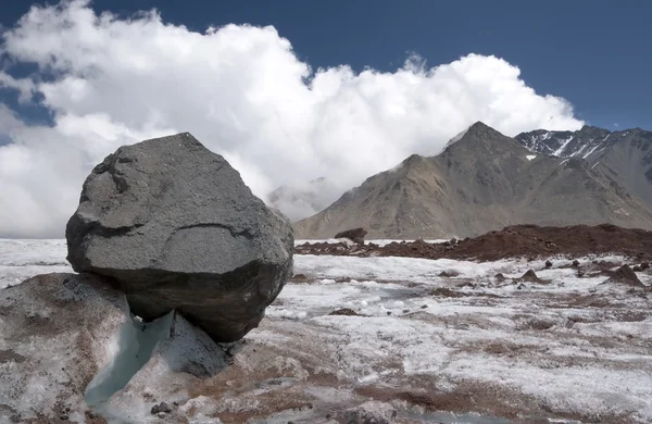 Piedra sobre la morrena glaciar en el Cáucaso — Foto de Stock