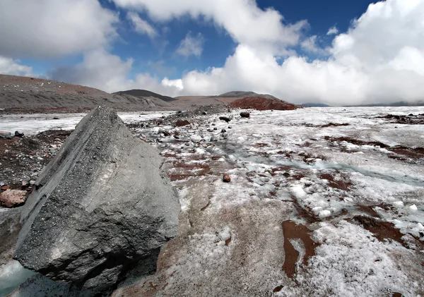 Stein auf der Gletschermoräne im Kaukasus — Stockfoto