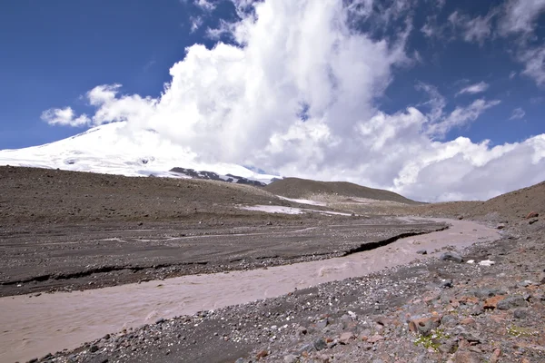 Glacier river against Elbrus in clouds — Stock Photo, Image