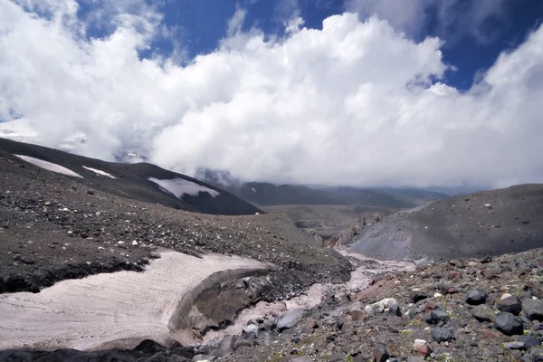 Gletscherfluss gegen Elbrus in Wolken — Stockfoto