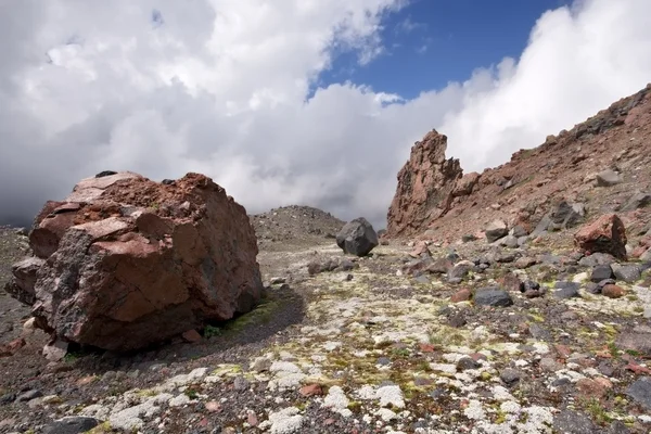 Долина с камнем и мхом на Кавказе — стоковое фото