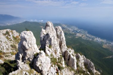 yüksek kayalar ai-petri ile çapraz ve deniz