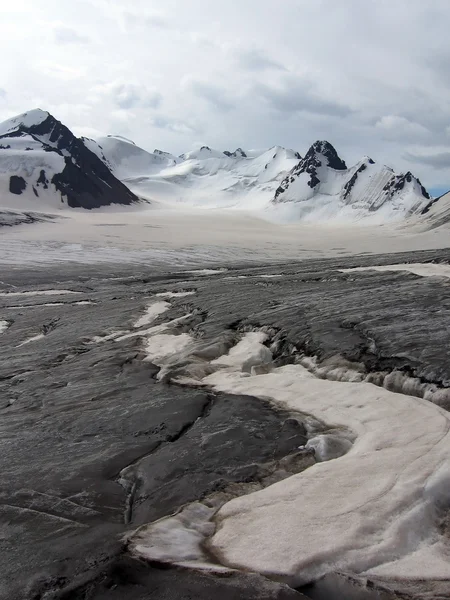 Peligro partido en el glaciar en las montañas — Foto de Stock