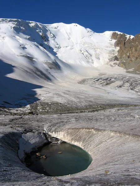Zamarzniętym jeziorze w lodowcu, tien shan skały — Zdjęcie stockowe