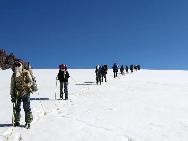 Ορειβάτες με σχοινί σε έναν παγετώνα χιόνι — Φωτογραφία Αρχείου