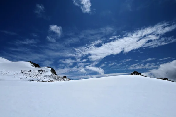 Snow surface of mountains with blue sky — Stock Photo, Image