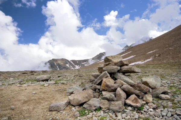 Heap of stones at the pass in Caucasus — Stock Photo, Image