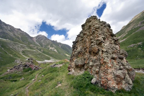 Rock i Kaukasus berg dalen — Stockfoto