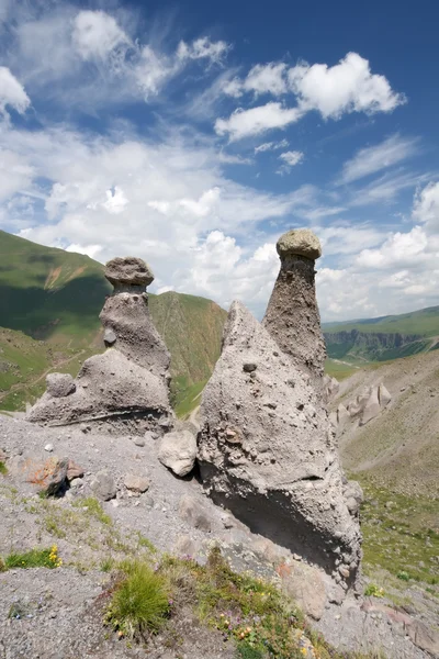 Naturalne wyblakły skały, Błękitne niebo, chmury — Zdjęcie stockowe