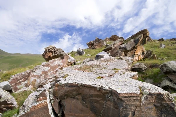 Kupie skał w dolinie w Kaukaz — Zdjęcie stockowe