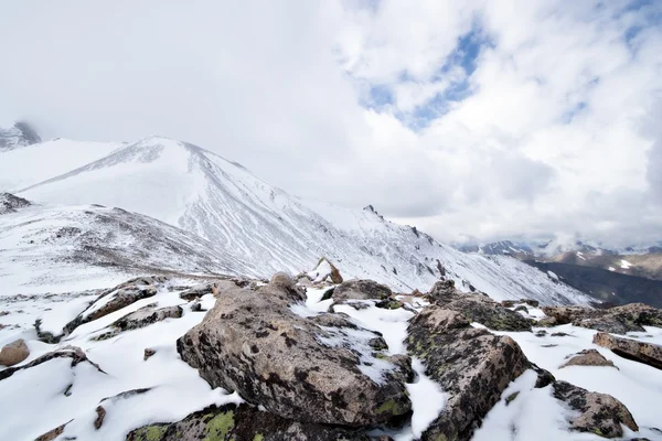 Neve e rochas no passo de montanha — Fotografia de Stock