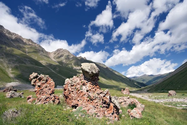 Pedras no vale da grama da montanha, Cáucaso — Fotografia de Stock