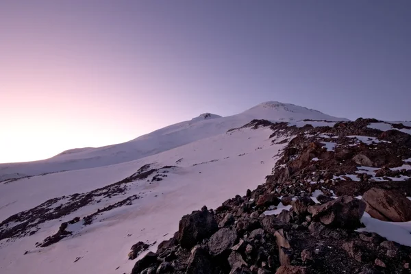 Plus haut sommet Elbrus dans les lumières du coucher du soleil — Photo