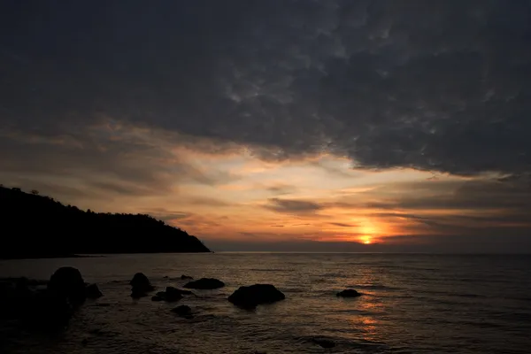 Salida del sol en la costa del Mar Negro, Crimea — Foto de Stock
