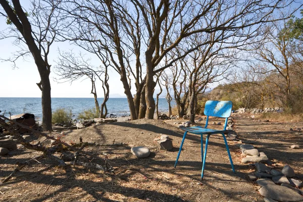 Cadeira azul no acampamento na costa do Mar Negro — Fotografia de Stock
