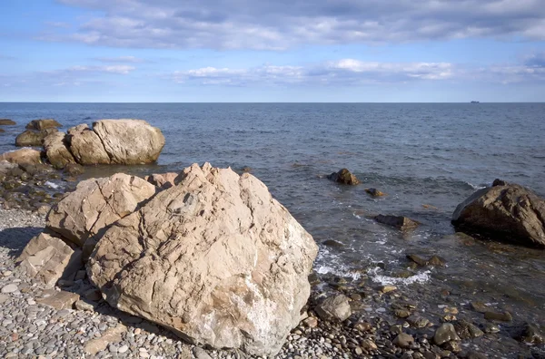 岩、石と空と海の海岸 — ストック写真