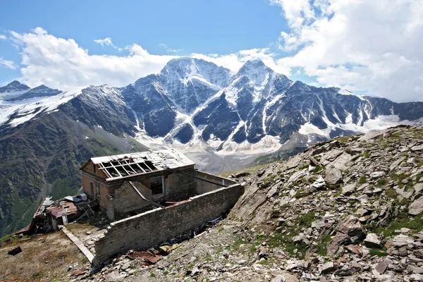 Velha casa perturbada na montanha do Cáucaso Fotografias De Stock Royalty-Free
