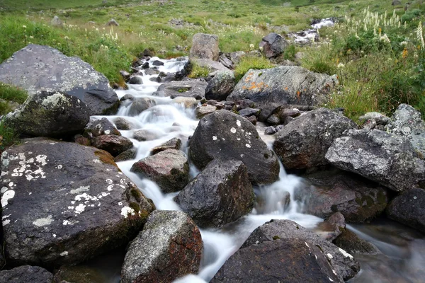 Fluxo de rio de montanha entre pedras Imagem De Stock