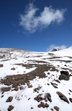 RiverscapeKaya, kar, gökyüzü ve bulutlar Kafkasya dağlarında