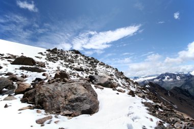 RiverscapeKaya, kar, gökyüzü ve bulutlar Kafkasya dağlarında