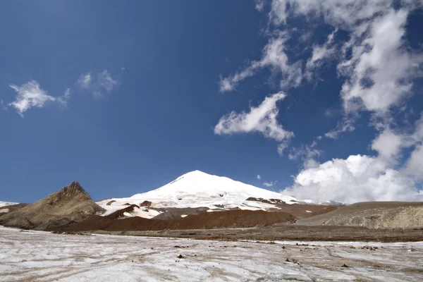 Pico Elbrus - ponto mais alto da Rússia e da Europa — Fotografia de Stock
