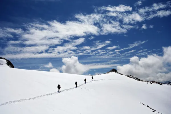 Alpinistas en la escalada en las montañas del Cáucaso —  Fotos de Stock