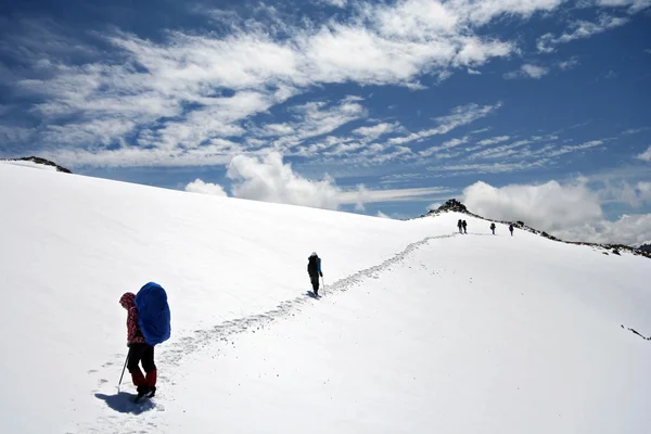 Альпинисты на восхождении в горах Кавказа — стоковое фото