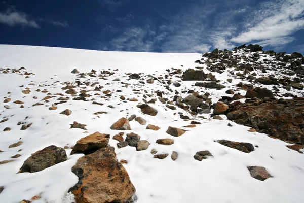 Stenar, snö, himmel och moln i Kaukasus bergen — Stockfoto