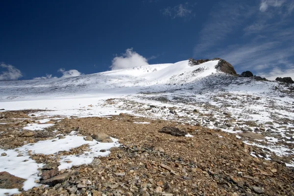 Stenar, snö, himmel och moln i Kaukasus bergen — Stockfoto