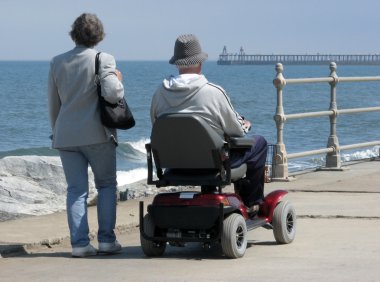 Motorize tekerlekli sandalye kullanıcısı