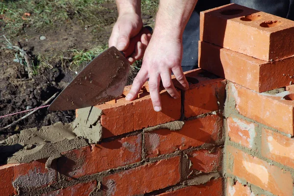 Bricklayer mur de construction — Photo